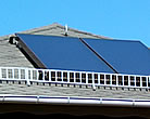 Auf die vorhandene Dacheindeckung montierte Solarkollektoren